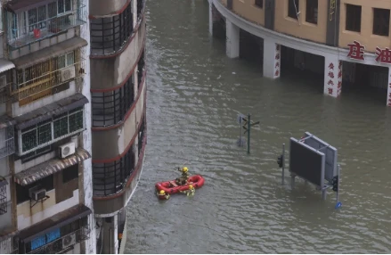 Bão Mangkhut gây ngập lụt nghiêm trọng các vùng trũng. Ảnh: SCMP