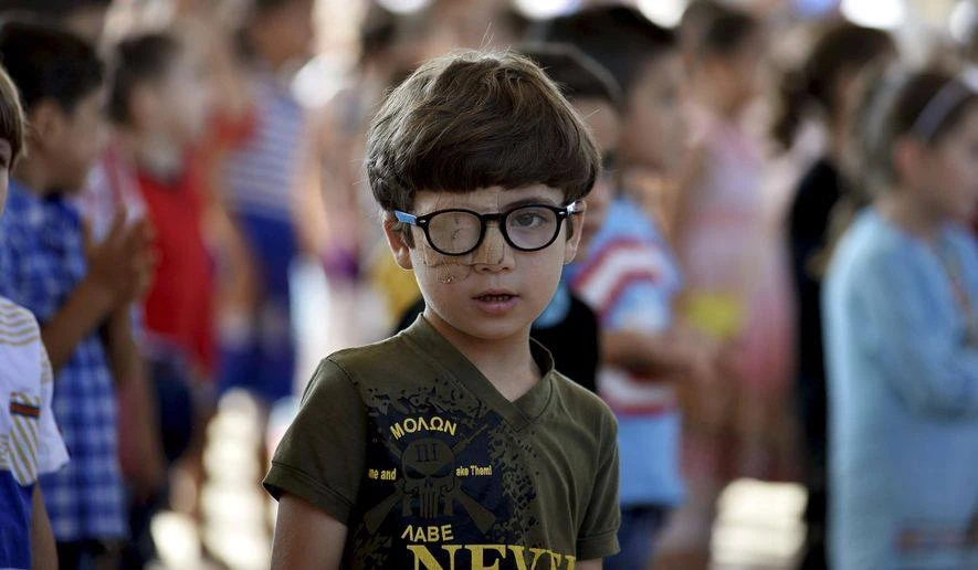 Cậu bé Muhammed Halife năm tuổi bị thương trong một trận thả bom ở tỉnh Idlib (Syria). LHQ đã cảnh báo nếu quân Syria tấn công tổng lực vào tỉnh Idlib sẽ gây ra một thảm họa nhân đạo lớn nhất thế kỷ. Ảnh: AP