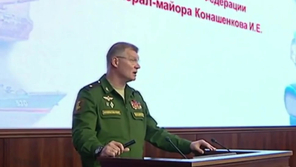 Thiếu tướng Igor Konashenkov, người phát ngôn Bộ Quốc phòng Nga công bố dữ liệu hệ thống S-400 ghi lại cho thấy chiếc F-16 của Israel đã lợi dụng chiếc Il-20 của Nga làm lá chắn tránh tên lửa phòng không của Syria. Ảnh: TWITTER