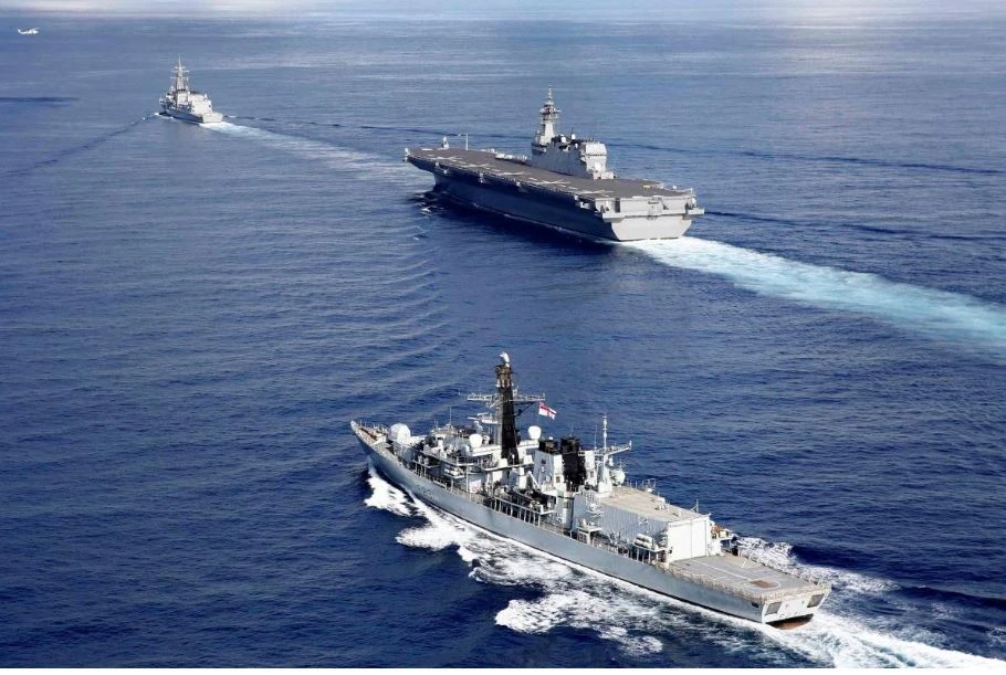 Tàu hộ vệ tên lửa HMS Argyll (trước), tàu trực thăng Kaga (giữa), tàu khu trục Inazuma (sau) tham gia cuộc tập trận hàng hải chung ở Ấn Độ Dương ngày 26-9. Ảnh: REUTERS