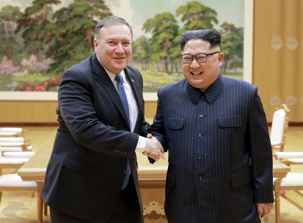Ngoại trưởng Mỹ Mike Pompeo (trái) bắt tay với lãnh đạo Triều Tiên Kim Jong-un tại thủ đô Bình Nhưỡng (Triều Tiên) ngày 9-5-2018. Ảnh: KCNA