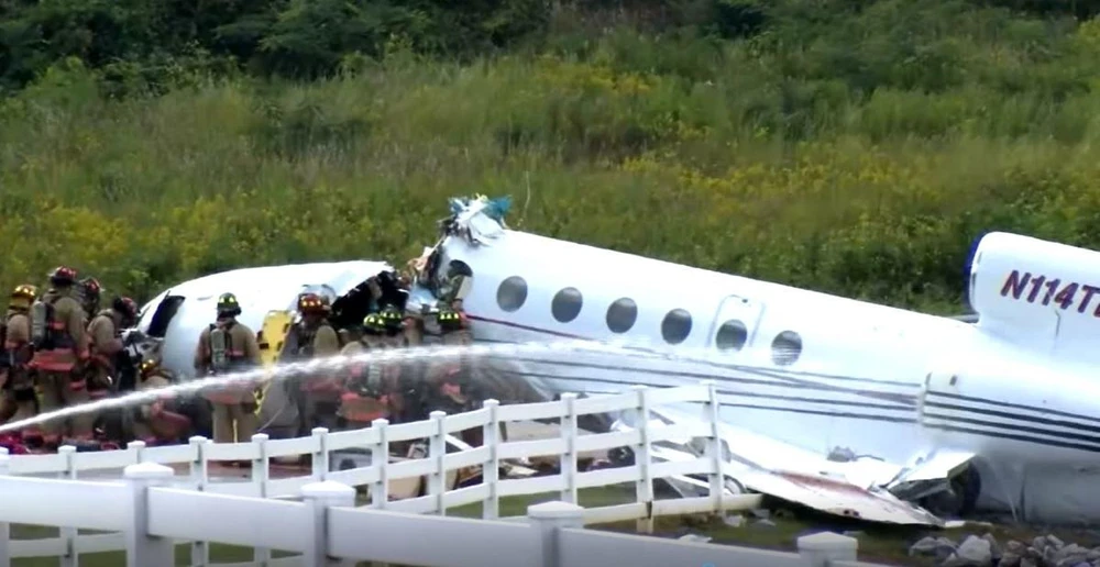 Chiếc máy bay gãy ngang và vắt qua hàng rào sân bay. Ảnh: FOX CAROLINA