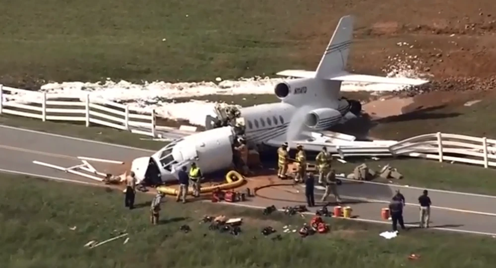 Chiếc máy bay đâm hàng rào sân bay, chạy tràn ra bên ngoài. Ảnh: SPUTNIK