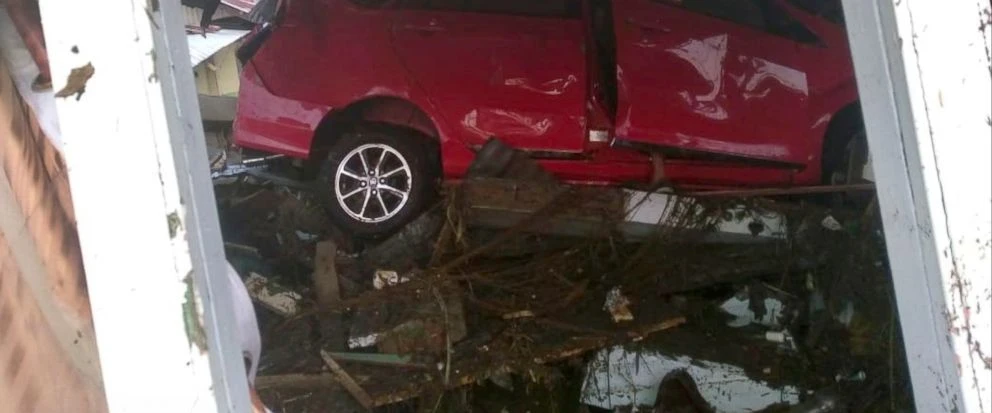 Một xe hơi bị sóng thần cuốn kẹt vào một ngôi nhà bị động đất đánh sập ở Palu, tỉnh Trung Sulawesi (Indonesia). Ảnh: AP chụp ngày 29-9