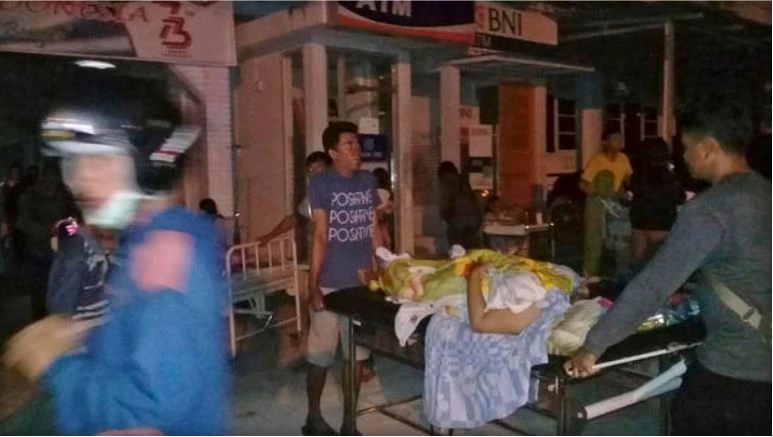 Người dân bị thương sau trận động đất mạnh ở Sulawesi (Indonesia) ngày 28-9. Ảnh: AP