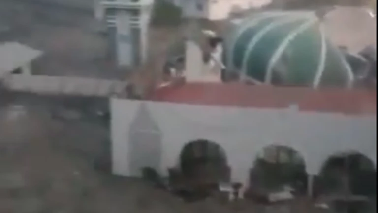 Một đền thờ ở Palu bị sóng tràn vào chiều 28-9. Ảnh: TWITTER