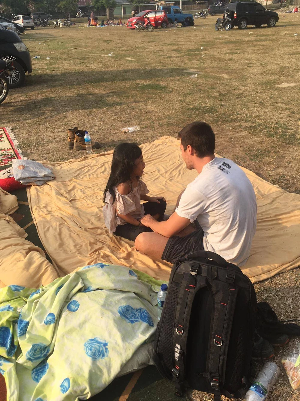 Người bạn Francois của ông Ng Kok Choong và bé gái hai người đã cứu. Ảnh: NG KOK CHOONG