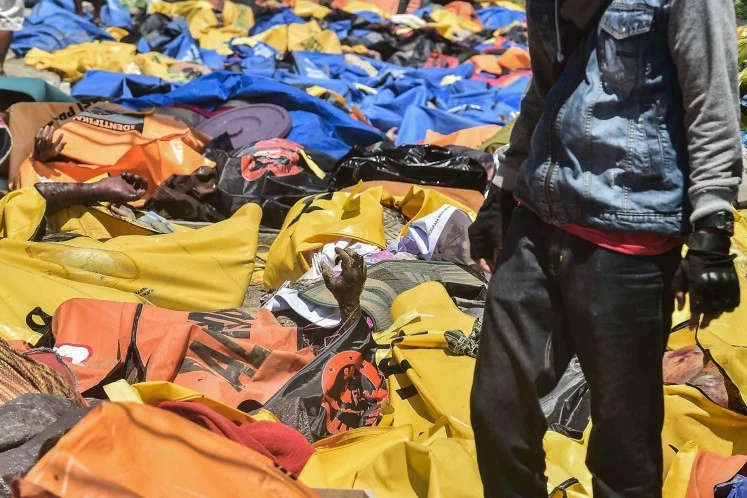 Hàng chục thi thể được tìm thấy ở dọc bờ biển Palu, tỉnh Trung Sulawesi (Indonesia). Ảnh: JAKARTA POST