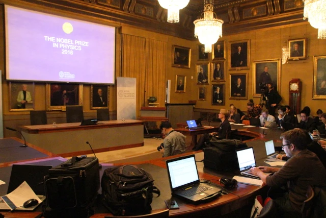 Viện Hàn lâm Khoa học Hoàng gia Thụy Điển trong buổi trao giải thưởng Nobel Vật lý 2018 chiều nay 2-10. Ảnh: THE LOCAL