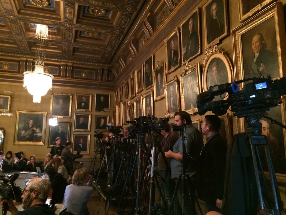 Các nhà báo đưa tin về lễ công bố giải thưởng Nobel Vật lý 2018 chiều nay 2-10. Ảnh: THE LOCAL