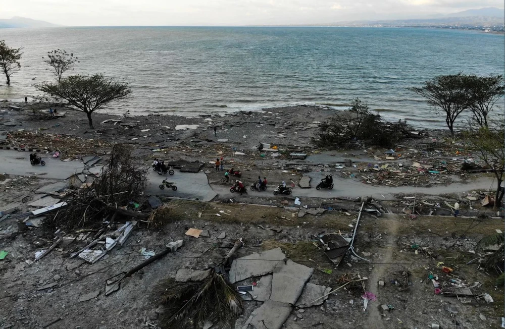 Indonesia lại hứng thêm động đất mới, trong khi vẫn ngổn ngang vì động đất-sóng thần bốn ngày trước. Ảnh: GETTY IMAGES