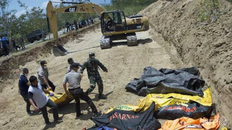 Các thi thể được đặt vào ngôi mộ tập thể chuẩn bị chôn, tại Palu, Trung Sulawesi (Indonesia) ngày 1-10. Ảnh: AFP