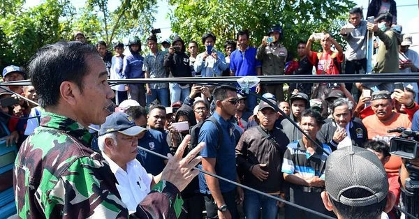 Tổng thống Joko Widodo đến Palu ngày 30-9. Ảnh: TWITTER