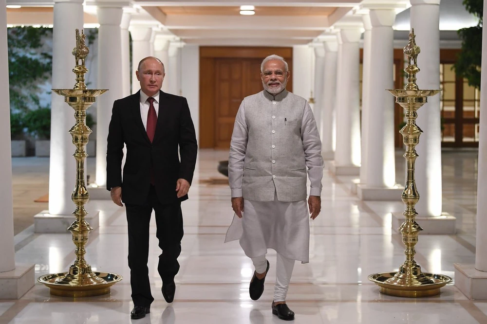 Tổng thống Nga Vladimir Putin (trái) được Thủ tướng Ấn Độ Narendra Modi (phải) mời tiệc tối 4-10. Ảnh: TWITTER