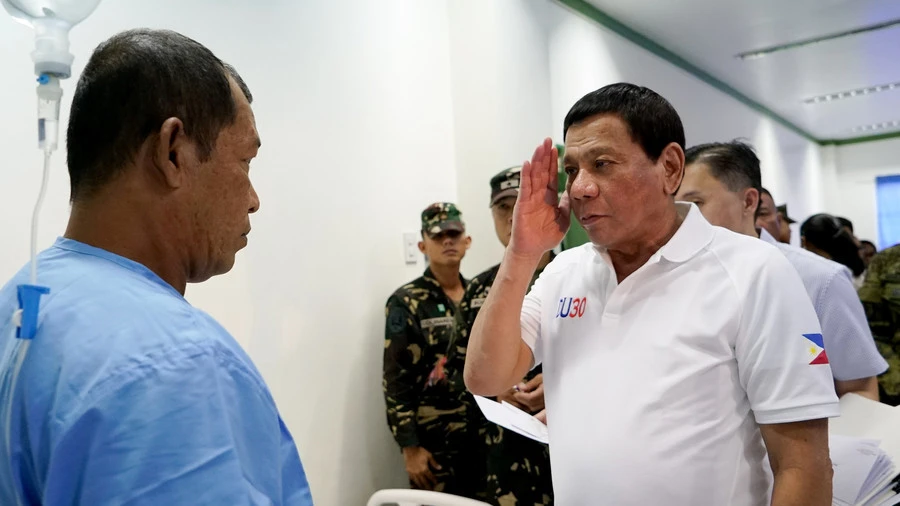 Tổng thống Philippines Rodrigo Duterte (phải) đang chờ kết quả xét nghiệm ung thư. Ảnh: REUTERS