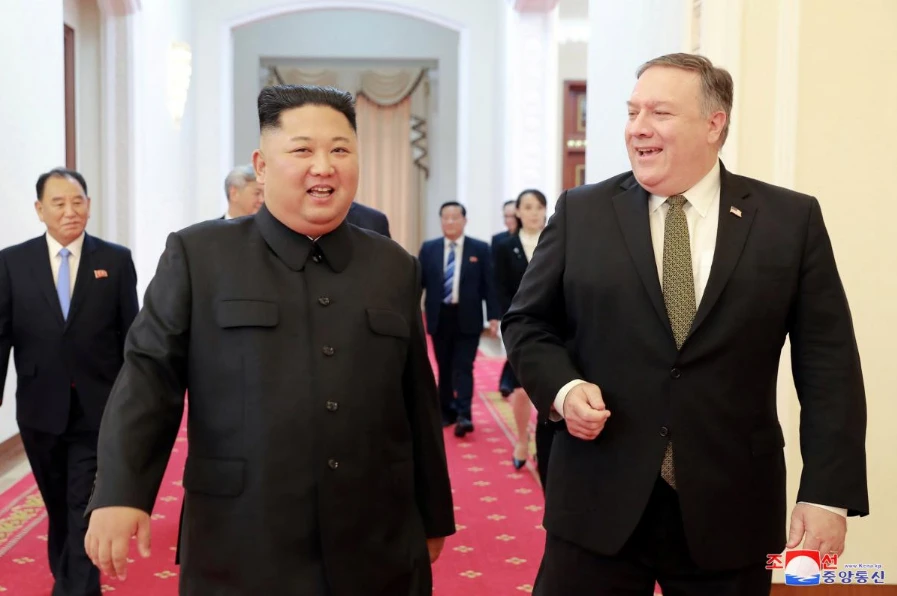 Lãnh đạo Triều Tiên Kim Jong-un (trái) tiếp Ngoại trưởng Mỹ Mike Pompeo (phải) tại Bình Nhưỡng ngày 7-10. Ảnh: KCNA