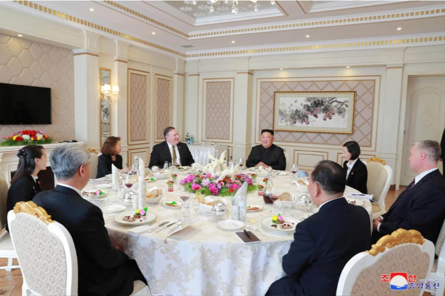 Lãnh đạo Triều Tiên Kim Jong-un (giữa, phải) mời tiệc Ngoại trưởng Mỹ Mike Pompeo (giữa, trái) tại Bình Nhưỡng ngày 7-10. Ảnh: KCNA