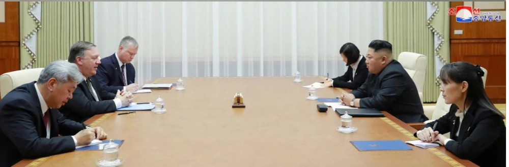 Lãnh đạo Triều Tiên Kim Jong-un (giữa, phải) và phái đoàn Triều Tiên tiếp Ngoại trưởng Mỹ Mike Pompeo (giữa, trái) và phái đoàn Mỹ tại Bình Nhưỡng ngày 7-10. Ảnh: KCNA