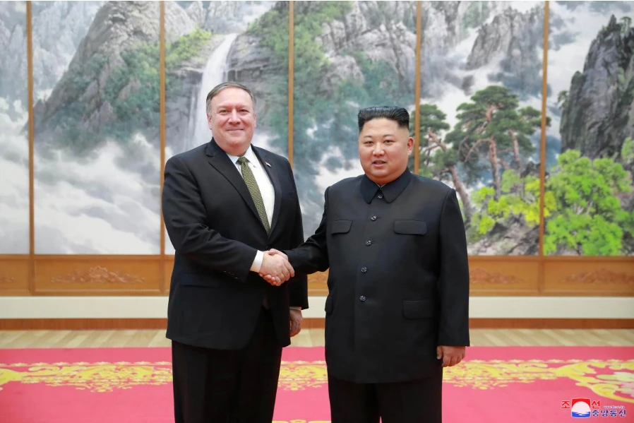 Lãnh đạo Triều Tiên Kim Jong-un (phải) tiếp Ngoại trưởng Mỹ Mike Pompeo (trái) tại Bình Nhưỡng ngày 7-10. Ảnh: KCNA
