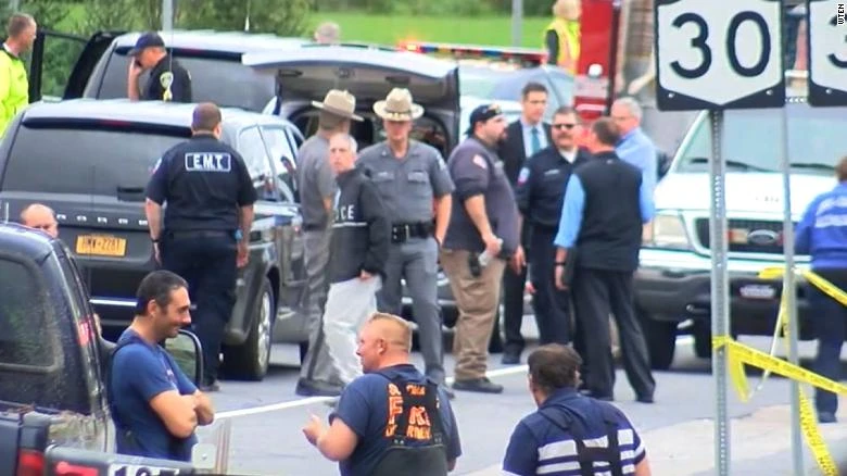 Cảnh sát tại hiện trường chiếc limousine gây tai nạn vì mất thắng. Ảnh: CNN