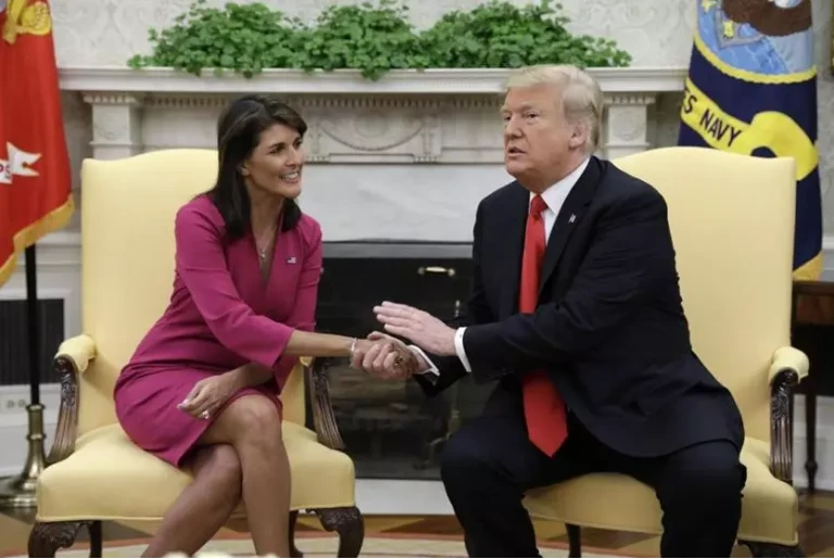 Đại sứ Mỹ tại LHQ Nikki Haley và Tổng thống Mỹ Donald Trump gặp nhau tại Nhà Trắng ngày 9-10. Ảnh: AFP