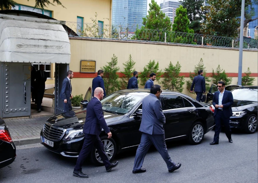 Quan chức ra vào lãnh sự quán Saudi Arabia ở Istanbul (Thổ Nhĩ Kỳ) ngày 9-10. Ảnh: REUTERS