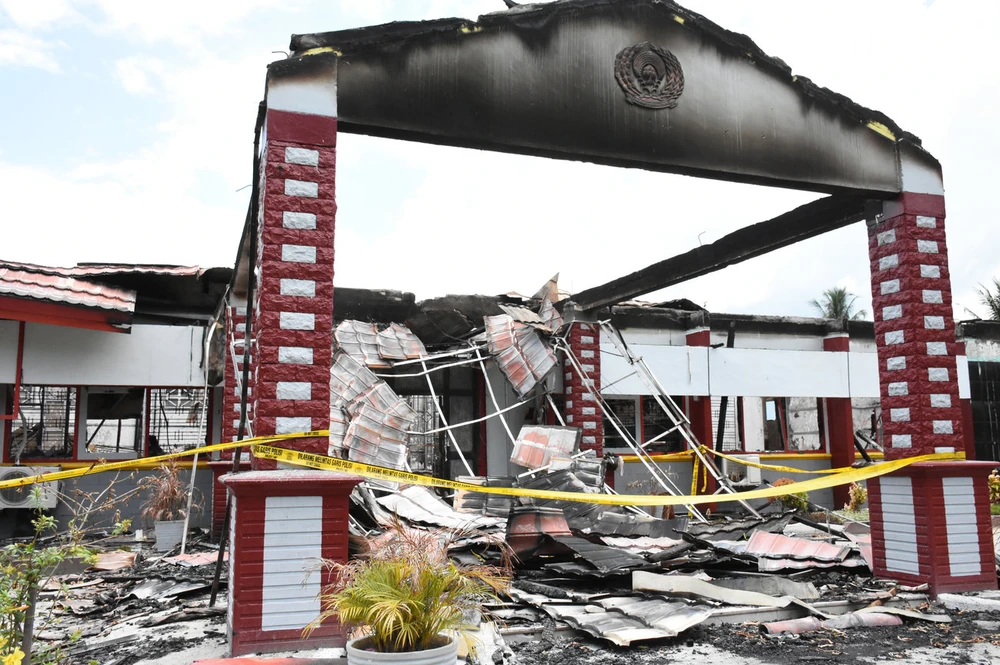 Nhà tù huyện Donggala bị tù nhân đốt, một ngày sau khi xảy ra thảm họa kép động đất sóng thần chiều 28-9. Ảnh: NPR