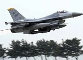 F-16 Mỹ bốc cháy, phi công trút nhiên liệu xuống hồ