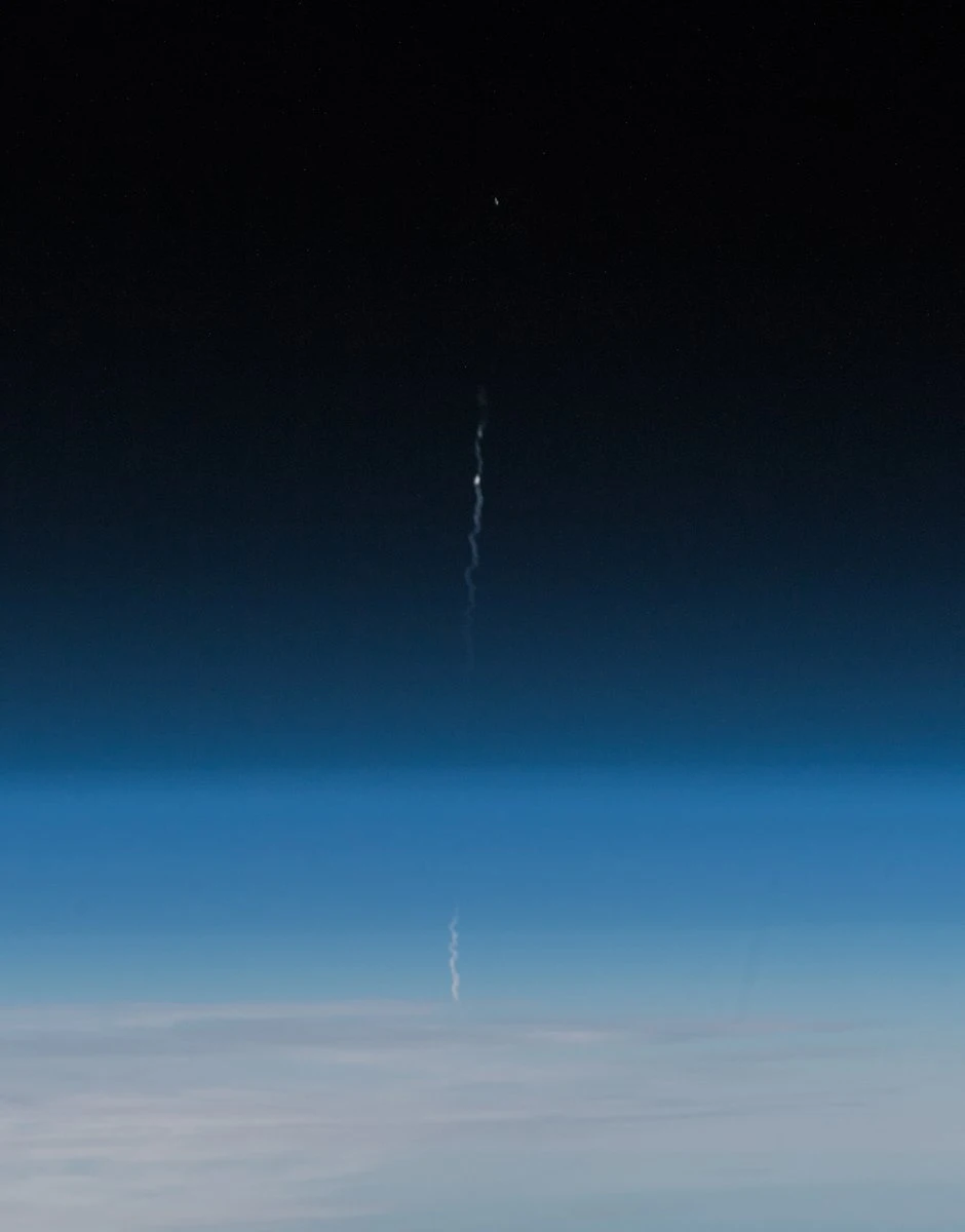 Đường rơi của tên lửa đẩy tàu vũ trụ Soyuz rơi được phi hành gia người Đức Alexander Gerst chụp lại. Ảnh: TWITTER