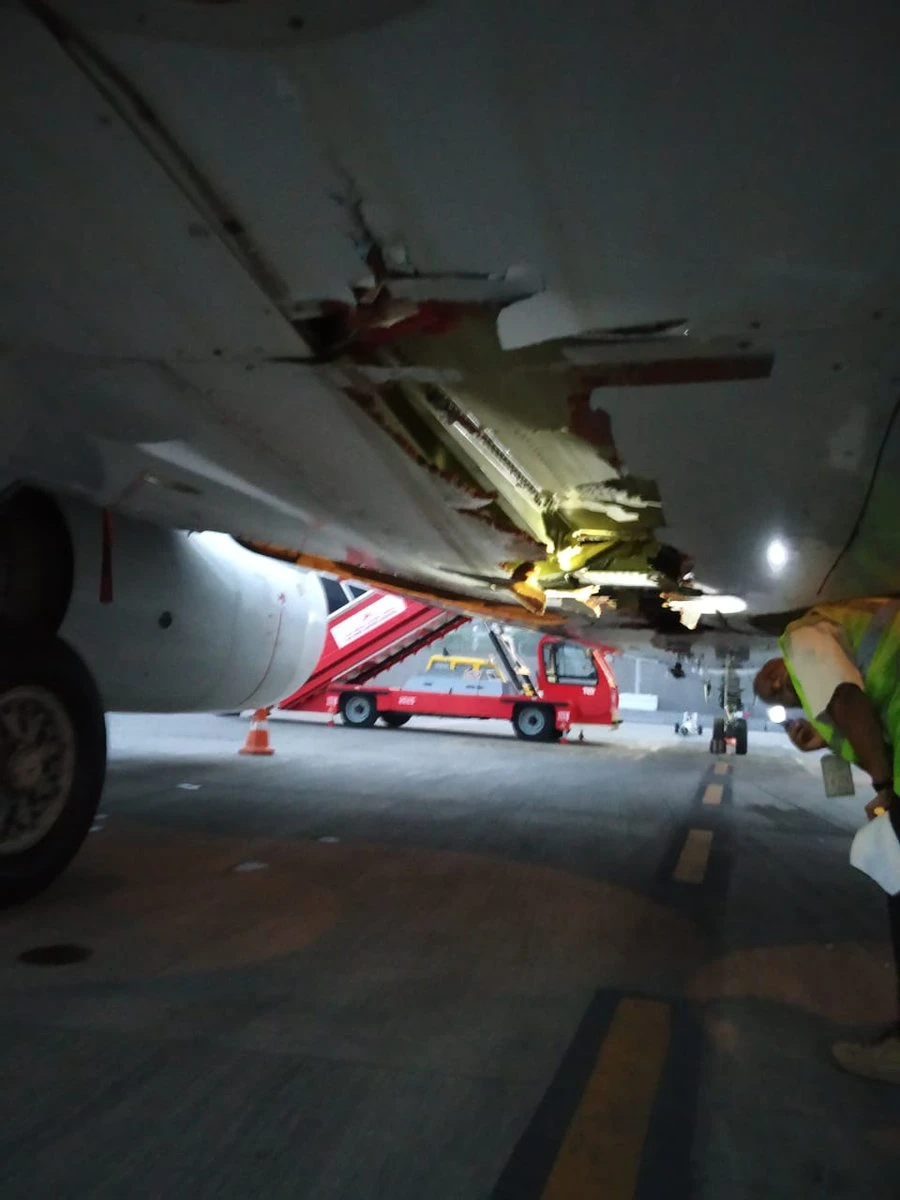 Chiếc Boeing 737 bị hư hại sau sự cố va vào tường. Ảnh: TWITTER