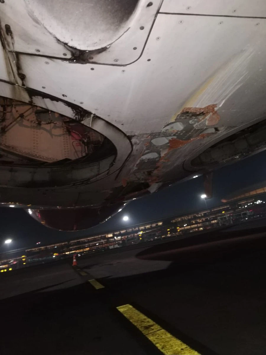 Chiếc Boeing 737 bị hư nặng dưới thân sau sự cố va vào tường. Ảnh: TWITTER