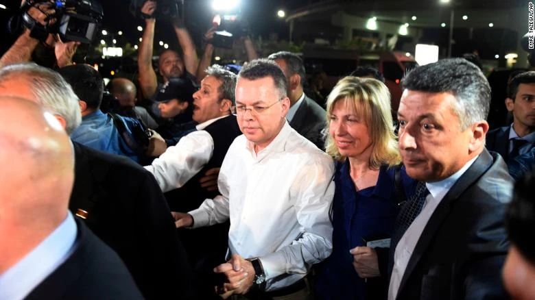 Mục sư người Mỹ Andrew Brunson và vợ là bà Norine Brunson đến sân bay Adnan Menderes bay sang Đức, sau khi được Thổ Nhĩ Kỳ thả tự do ngày 12-10. Ảnh: AP