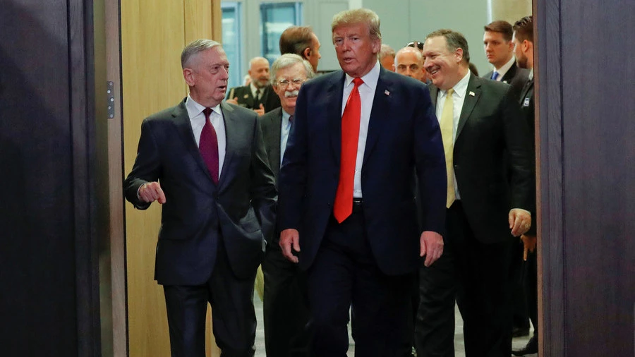 Hàng đầu: Tổng thống Mỹ Donald Trupm (phải) và Bộ trưởng Quốc phòng Mỹ James Mattis (trái); hàng thứ hai: Ngoại trưởng Mỹ Mike Pompeo (phải) và Cố vấn an ninh quốc gia Mỹ John Bolton (trái) tại thượng đỉnh NATO hồi tháng 7. Ảnh: REUTERS