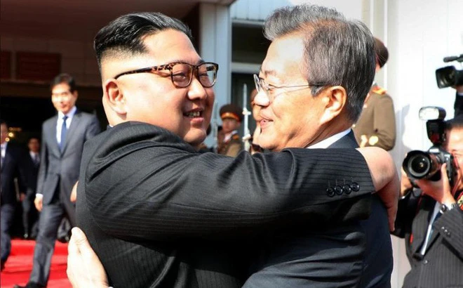 Tổng thống Hàn Quốc Moon Jae-in (phải) và lãnh đạo Triều Tiên Kim Jong-un gặp thượng đỉnh lần hai tại làng Bàn Môn Điếm ngày 26-5. Ảnh: REUTERS