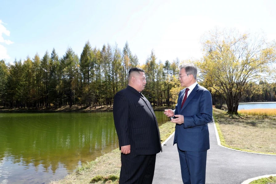 Lãnh đạo Triều Tiên Kim Jong-un (trái) và Tổng thống Hàn Quốc Moon Jae-in trong sân nhà khách Samjiyon ở tỉnh Ryanggang (Triều Tiên) ngày 20-9. Ảnh: REUTERS