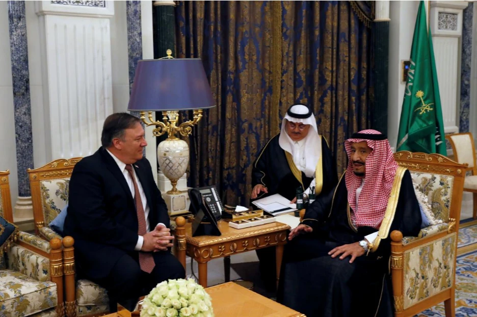 Ngoại trưởng Mỹ Mike Pompeo (trái) qua Saudi Arabia gặp Vua Salman (phải) ngày 16-10. Ảnh: REUTERS