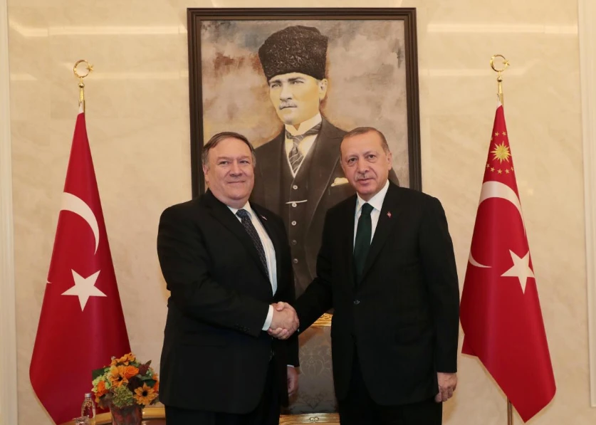 Ngoại trưởng Mỹ Mike Pompeo (trái) gặp Tổng thống Thổ Nhĩ Kỳ Recept Tayyip Erdogan (phải) tại một phòng họp của sân bay quốc tế Esenboga ở thủ đô Antara (Thổ Nhĩ Kỳ) ngày 17-10. Ảnh: REUTERS
