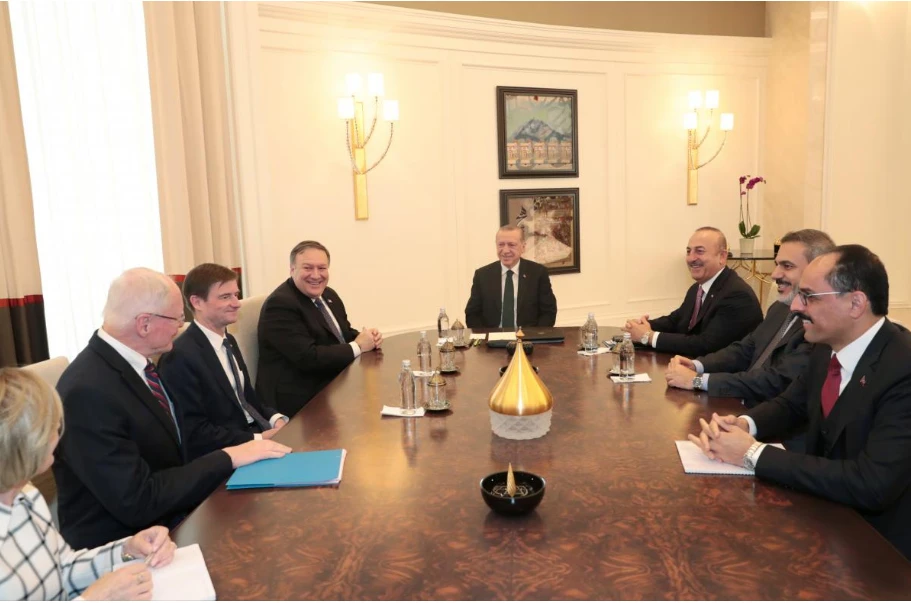 Ngoại trưởng Mỹ Mike Pompeo và phái đoàn Mỹ (trái) gặp Tổng thống Thổ Nhĩ Kỳ Recept Tayyip Erdogan (giữa) và phái đoàn Thổ Nhĩ Kỳ (phải) tại một phòng họp trong sân bay quốc tế Esenboga ở thủ đô Antara (Thổ Nhĩ Kỳ) ngày 17-10. Ảnh: REUTERS