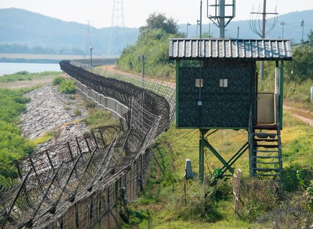 Biên giới liên Triều và chốt canh biên phòng. Ảnh: DAILY MIRROR