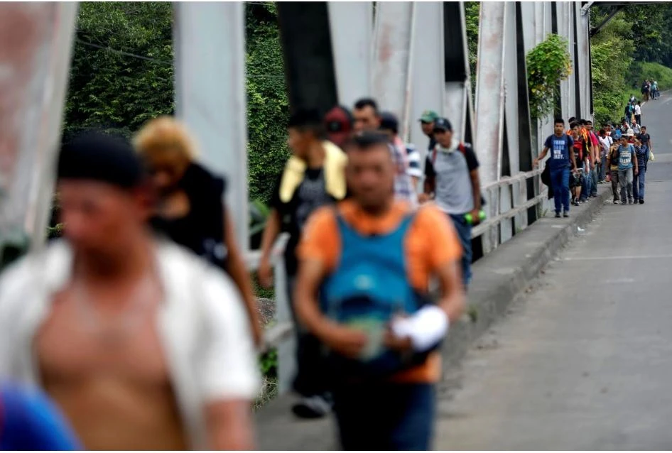 Dòng người di dân Honduras đến Guatemala trong quá trình cố gắng vào đất Mỹ, ngày 18-10. Ảnh: REUTERS