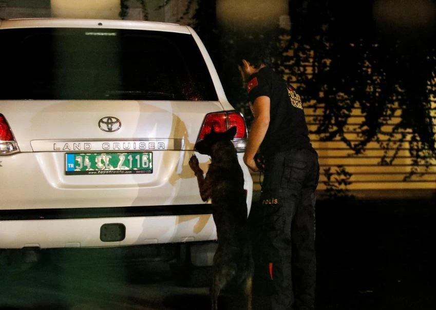 Cảnh sát Thổ Nhĩ Kỳ và chó nghiệp vụ khám xe tại sân nhà riêng Tổng lãnh sự Saudi Arabia, ông Mohammad al-Otaibi ở Istanbul (Thổ Nhĩ Kỳ) ngày 18-10. Ảnh: REUTERS