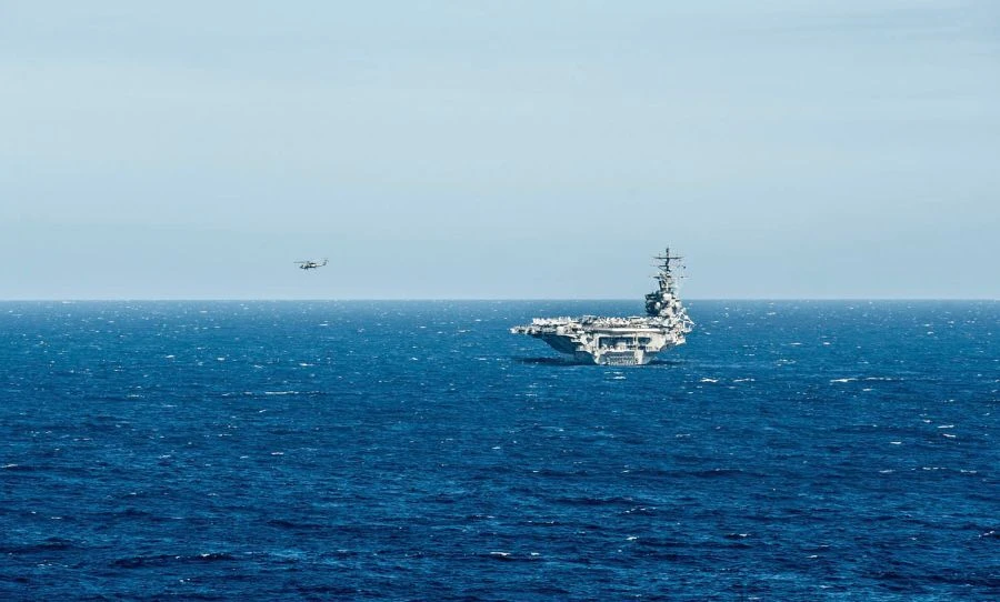 Một chiếc trực thăng MH-60R Seahawk cất cánh từ tàu sân bay USS Ronald Reagan tháng 6-2016 ở biển Đông. Ảnh: US NAVY