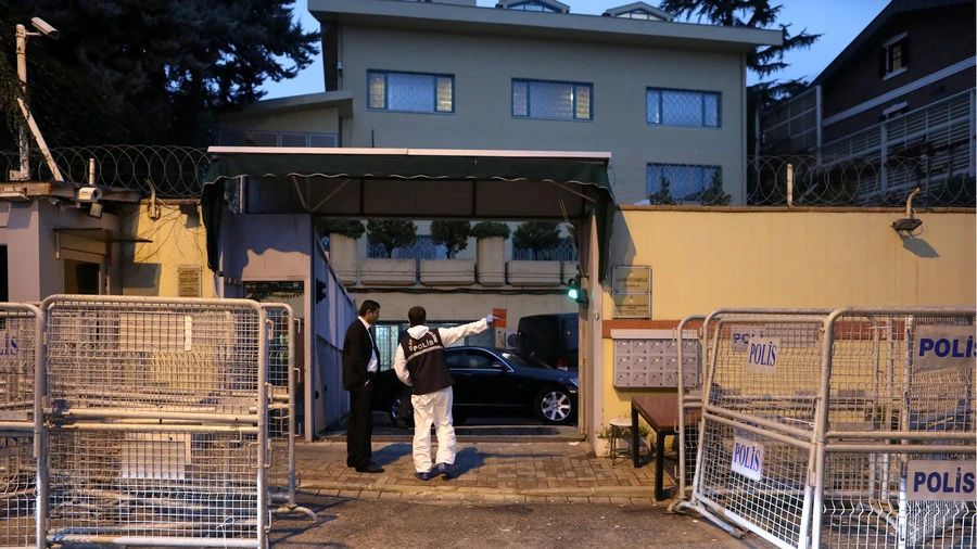 Cảnh sát Thổ Nhĩ Kỳ khám xét sân sau của lãnh sự quán Saudi Arabia ở Istanbul (Thổ Nhĩ Kỳ) ngày 18-10, với sự chứng kiến của quan chức Saudi Arabia. Ảnh: REUTERS