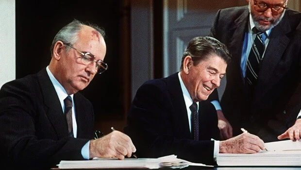 Tổng Bí thư Đảng Cộng sản Liên Xô Mikhail Gorbachyov (trái) và Tổng thống Mỹ Ronald Reagan (ngồi, phải) ký Hiệp định INF tại Henxinki (Phần Lan) năm 1987. Ảnh: WIKIPEADIA