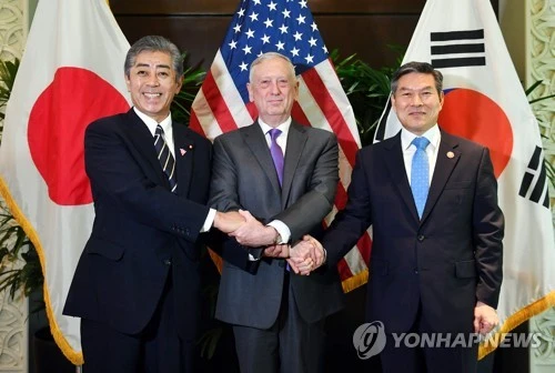 (Từ trái sang): Ba Bộ trưởng Quốc phòng Takeshi Iwaya , James Mattis, Jeong Kyeong-doo gặp nhau ở Singapore ngày 19-10. Ảnh: YONHAP