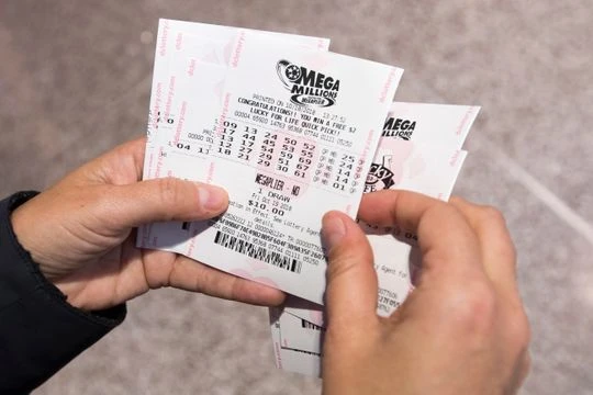 Dân Mỹ đổ xô đi mua vé số Mega Millions khi giá trị tăng quá cao. Ảnh: EPA