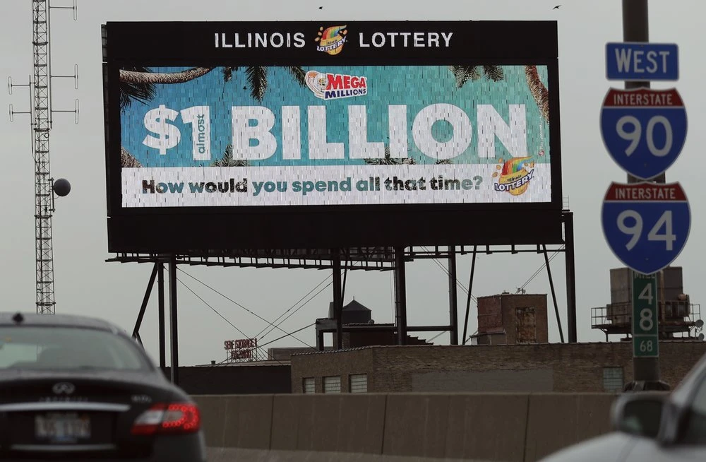Biển quảng cáo giá trị giải thưởng vé số Mega Millions ở bang Illinois (Mỹ). Ảnh: AP