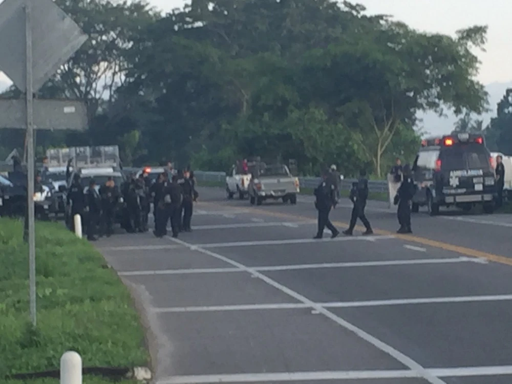 Mexico triển khai cảnh sát ngăn chặn dòng người nhập cư. Ảnh: TWITTER