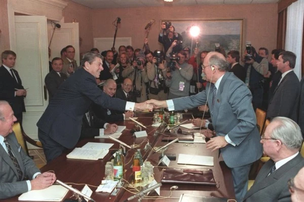 Hai ông Gorbachev (phải) và Reagan (trái) bắt tay trong lần gặp đầu tiên năm 1985. Ảnh: REAL CLEAR POLITICS