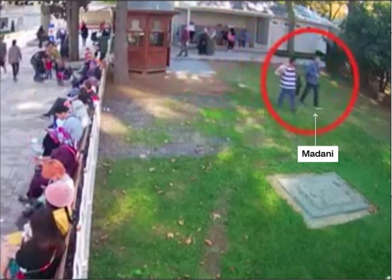 4 giờ 29 phút chiều 2-10: Ông Madani (bên phải, trong vòng tròn) mặc lại quần áo cũ của mình. Người đồng sự đã cởi áo khoác ngoài, tay mang một túi nhựa được cho đựng quần áo nhà báo Khashoggi. Ảnh: CNN